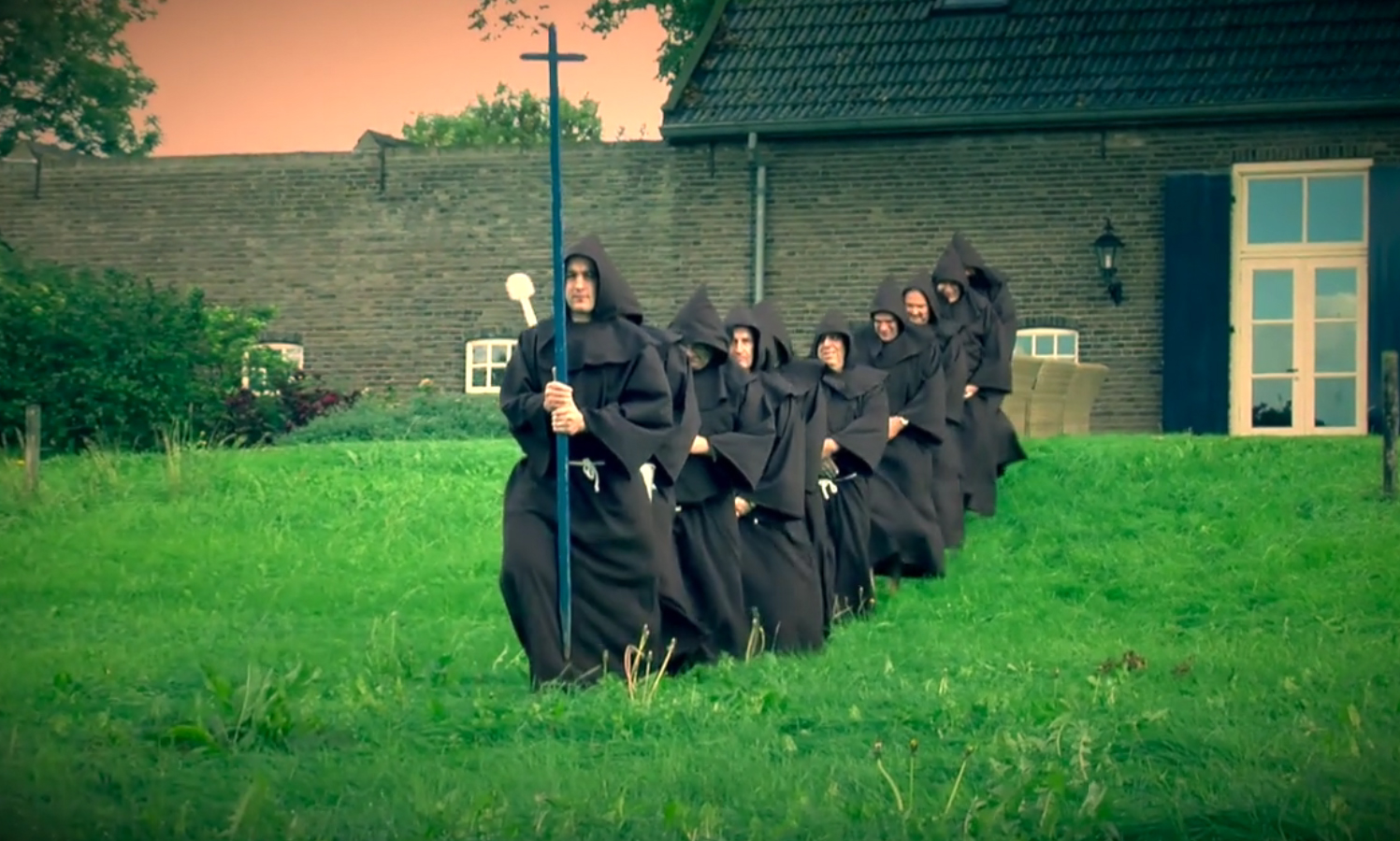 Hilarisch: nieuwjaarsduik van de Loose Poaters mislukt….