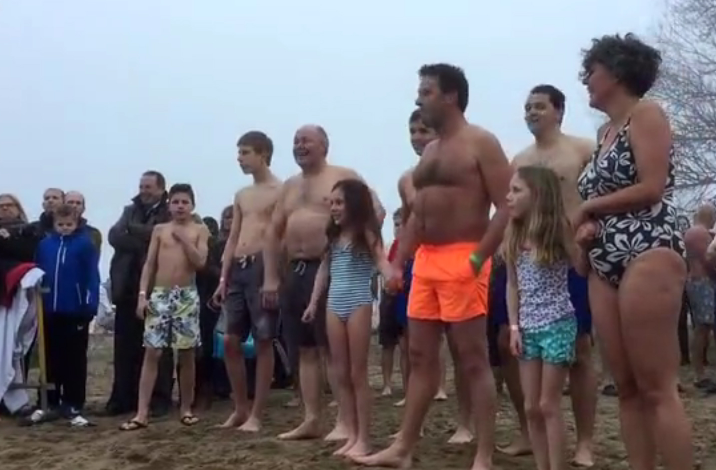 Nieuwjaarsduik in Loowaard trekt veel mensen