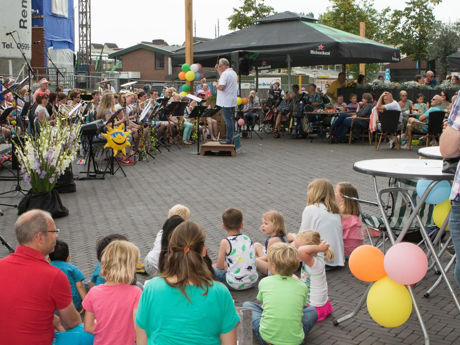 Liemers Harmonie Duiven speelt tijdens “Dijkhuizen Concert op het Plein” in Duiven