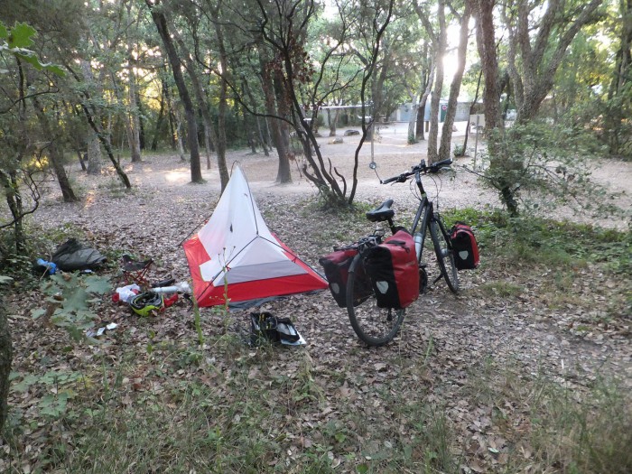 De eerste overnachting in het bos.