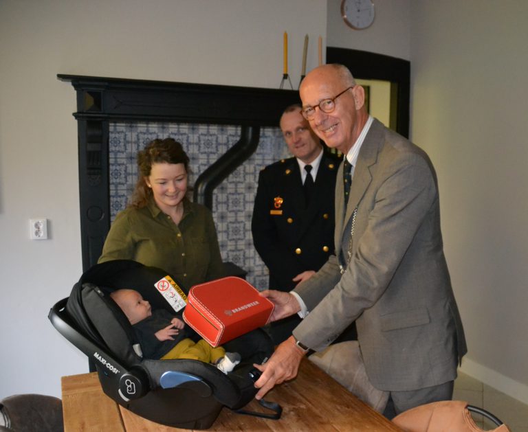 Baby Puck Stam ontvangt brandweerkoffertje met preventietips en -producten
