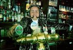 Ronnie-Ruysdael-als-barman[1] (3)