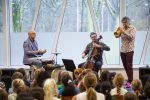 Trompettist Eric Vloeimans (rechts op de foto) is een verklaard voorstander van muziekonderwijs op jonge leeftijd – foto Peter Bakker _ Apart Fotografie