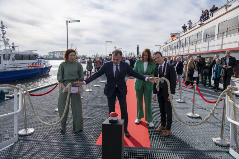 Overnachtingshaven Spijk officieel geopend door minister Harbers