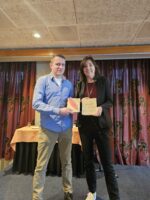 ‘Vastberaden en Veelbelovend’ van schrijfster Frederieke Jeletich-Visser is het Beste Boek AL 2023. Ze ontving de prijs van juryvoorzitter Gerwin Nijkamp.