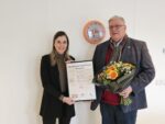 Wethouder-Hans-Sluiter-neemt-het-certificaat-van-Westervoort-in-ontvangst