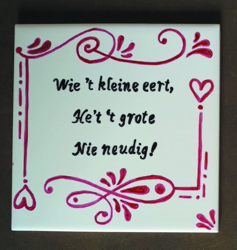 Een tegeltje in je moerstaal in Bibliotheek Montferland