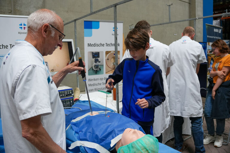 Sleutelhangers smeden en ballonracers bouwen op Techniekdag De Liemers