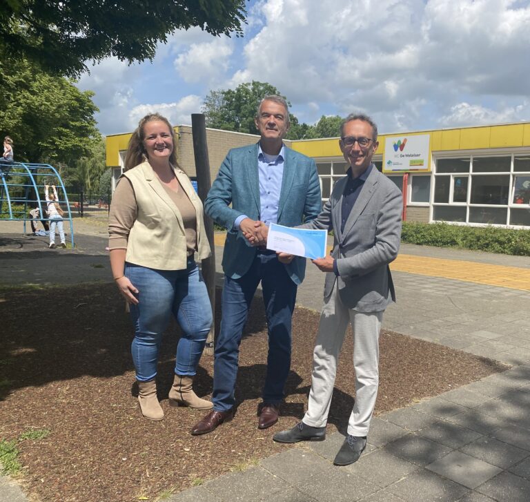 Gemeente Doesburg en Stichting IJsselgraaf zetten handtekening onderhuisvestingsplan Doesburgse scholen