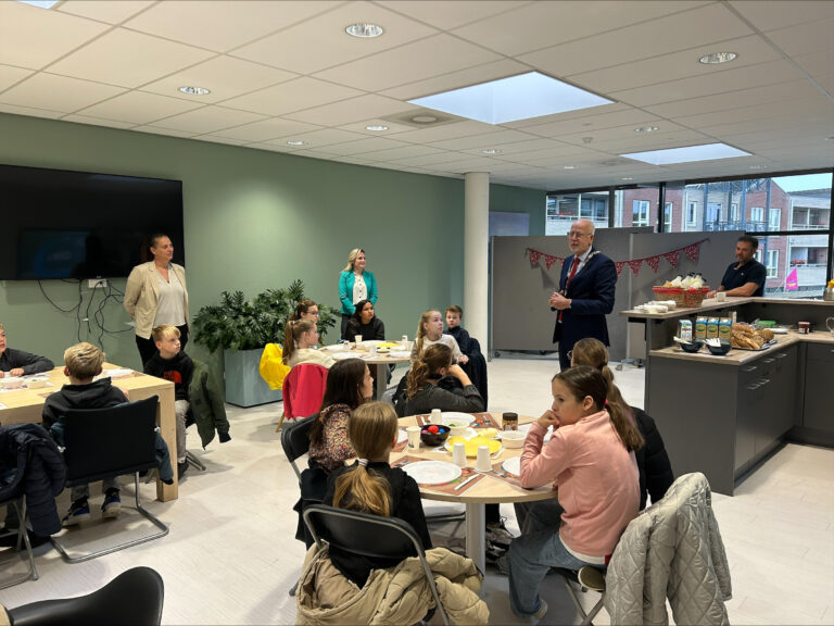 Burgemeester en kinderen van IKC De Brug ontbijten samen gezond