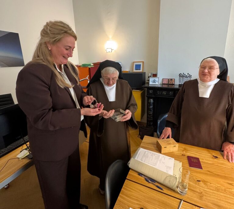 Elver ontvangt de sleutel van historisch Klooster Nazareth